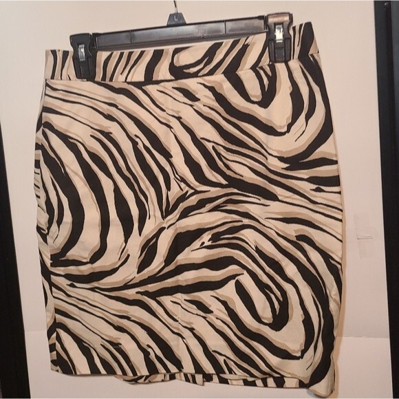 Ann Taylor Loft Zebra print mini skirt Size 4 petite. - Picture 1 of 12
